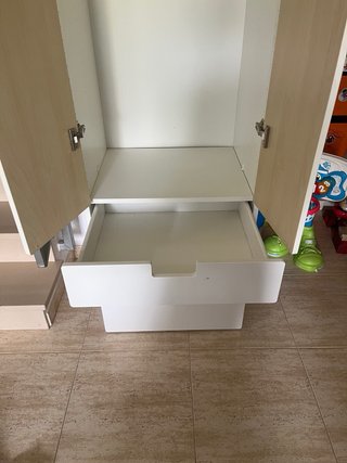 Armario blanco y madera con cajones