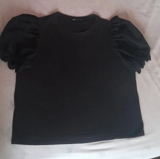 Camiseta Zara manga abullonada negra