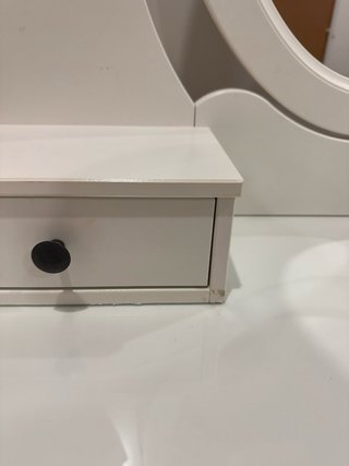 Tocador blanco con espejo y cajones