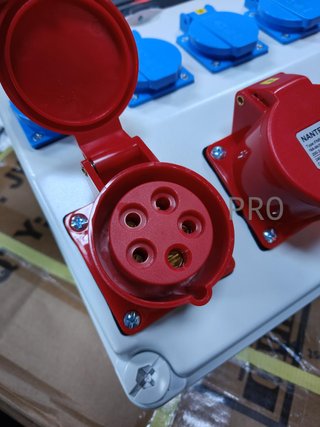 Distribuidor de pared con disyuntor - Randaco