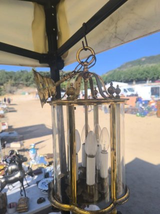 Farol de metal y cristal dorado