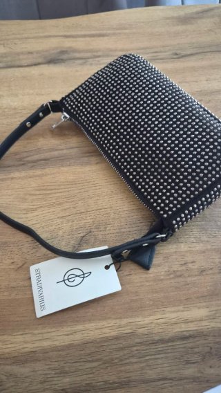Bolso Stradivarius negro con pedrería