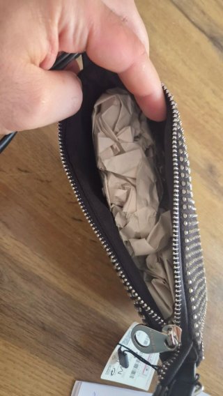 Bolso Stradivarius negro con pedrería
