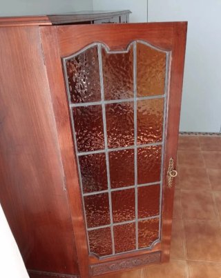 Aparador de madera maciza con puertas de cristal