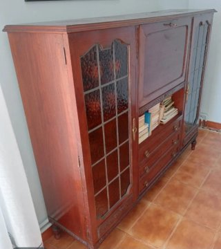Aparador de madera maciza con puertas de cristal