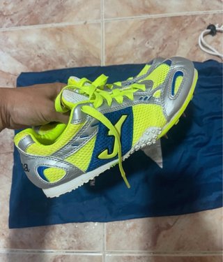 Zapatillas atletismo Joma clavos plateado/amarillo