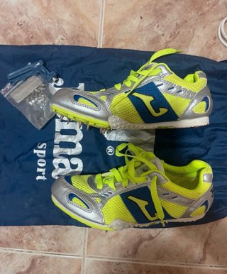 Zapatillas atletismo Joma clavos plateado/amarillo