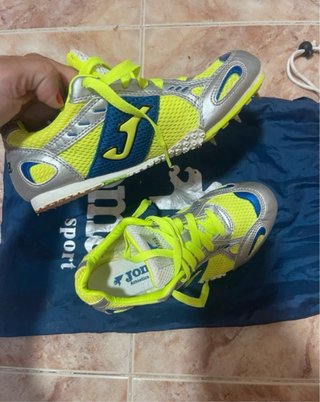 Zapatillas atletismo Joma clavos plateado/amarillo