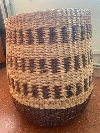 Cesta alta de yute y mimbre