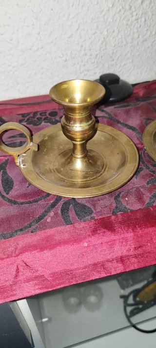 Candelabros de latón dorados