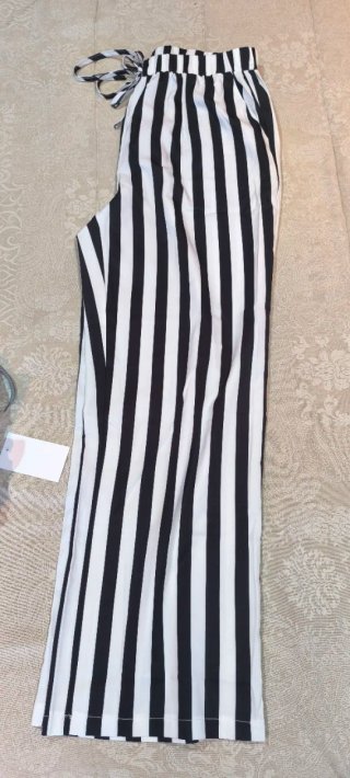 Pantalones de rayas blancos y negros