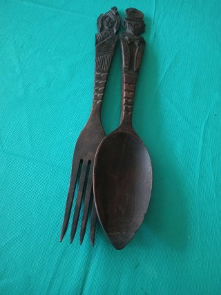 Antiguos cubiertos de madera tallados 30 cm