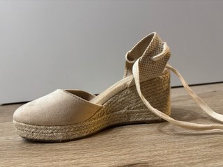 Sandalias Beige con Lazos