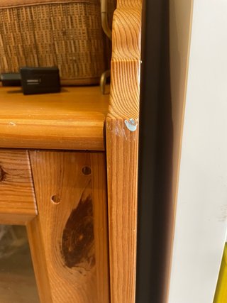Aparador de madera con vitrina