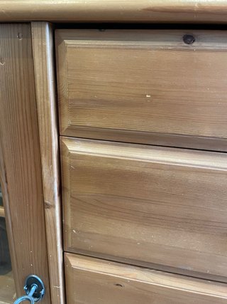 Aparador de madera con vitrina