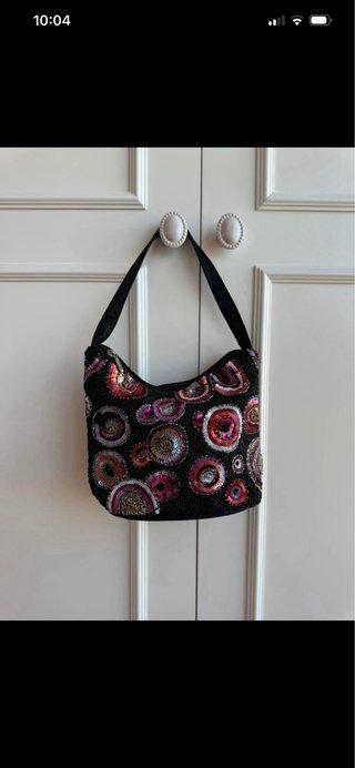 Bolso negro con lentejuelas y círculos