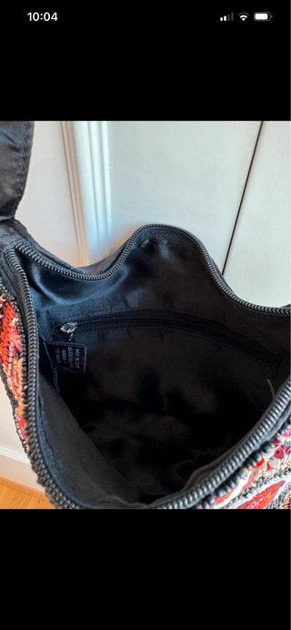 Bolso negro con lentejuelas y círculos