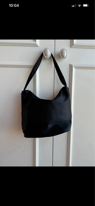Bolso negro con lentejuelas y círculos