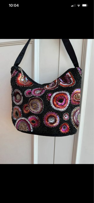 Bolso negro con lentejuelas y círculos