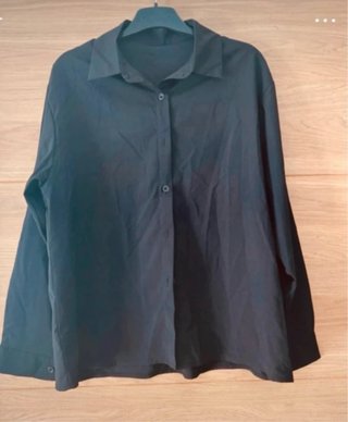 Camisa negra abotonada