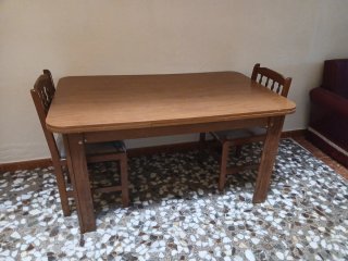 Mesa de comedor de madera con 4 sillas