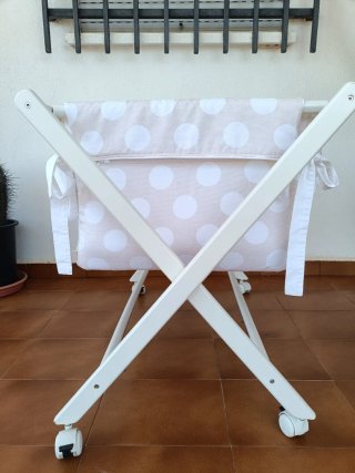 Mini cuna beige, estructura blanca