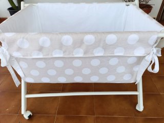 Mini cuna beige, estructura blanca