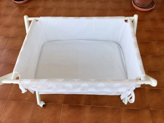 Mini cuna beige, estructura blanca