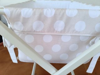 Mini cuna beige, estructura blanca