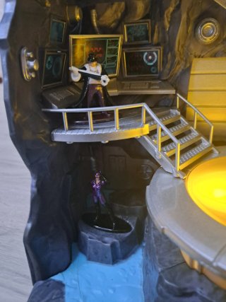 Batcueva con figuras DC Comics