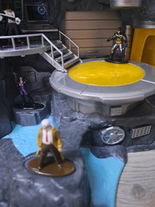 Batcueva con figuras DC Comics