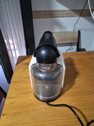 Cafetera Nespresso DeLonghi Blanca y Negra