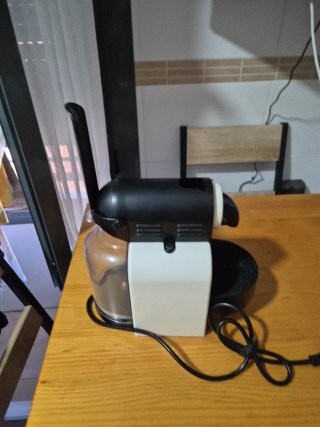 Cafetera Nespresso DeLonghi Blanca y Negra