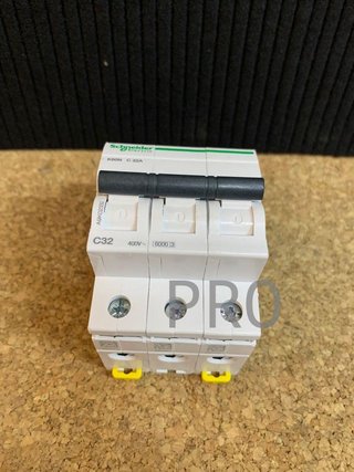 Schneider Electric A9K02316 Disyuntor K60N 3P, 16A