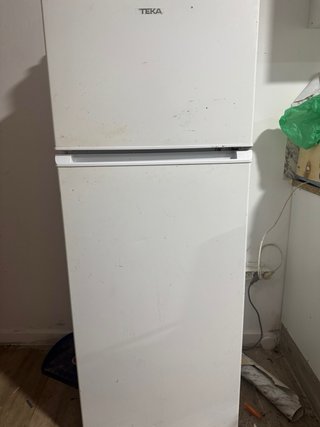 Lote Hogar: 2 Camas, 2 Neveras, TV y Ventilador⁠