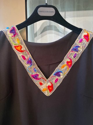 Vestido fiesta negro con bordado multicolor