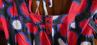 Camisa estampada con adornos.