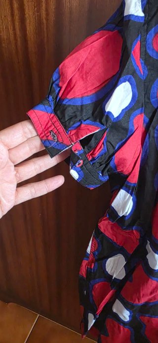Camisa estampada con adornos.