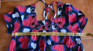 Camisa estampada con adornos.