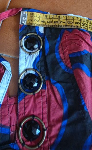 Camisa estampada con adornos.