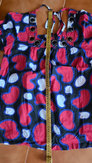 Camisa estampada con adornos.
