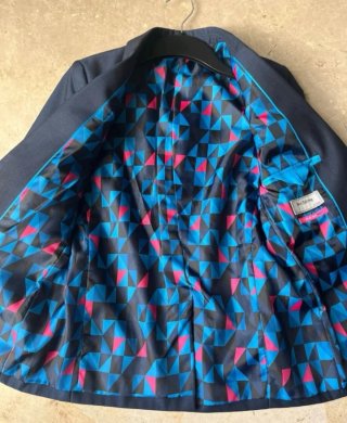 Americana azul niño con forro multicolor. Talla 11
