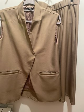 Conjunto Chaleco y Falda Beige