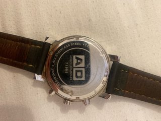 Reloj Marrón y Plateado