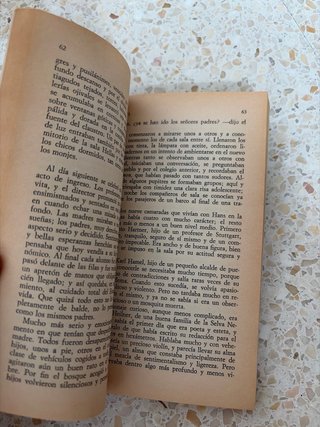 Bajo las ruedas