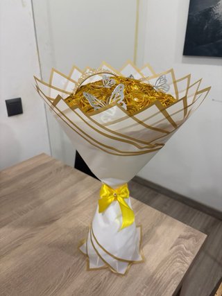 Ramo Rosas Eternas Doradas con Tiara y Mariposas