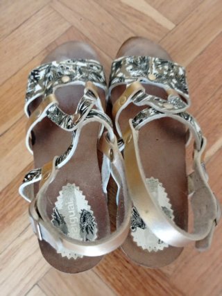 Sandalias Desigual doradas y multicolor