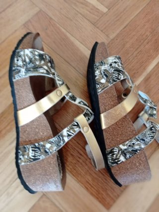 Sandalias Desigual doradas y multicolor