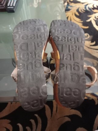 Sandalias Desigual doradas y multicolor