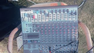 2 altavoces VONYX VPS152A y mesa de mezclas